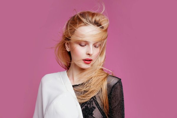 Travailler pour une grande marque de mode : avantages et inconvénients